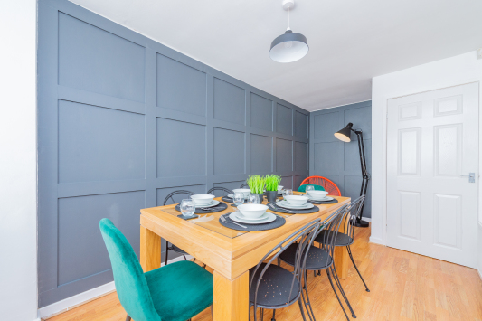 Beautiful panelled dining room - seats up to 8