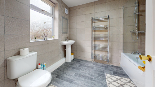 Modern, light and spacious bathroom