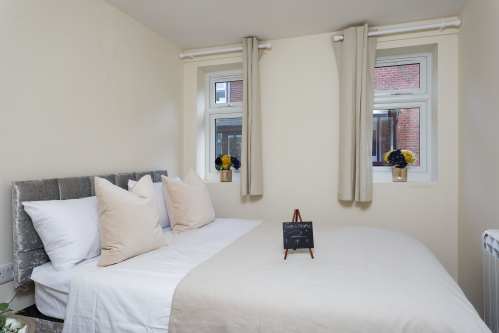 Luxury Burgess Apartments - Double Bedroom