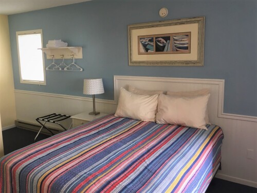 Lake View-Queen-Ensuite with Shower-1st Floor, Non-ADA