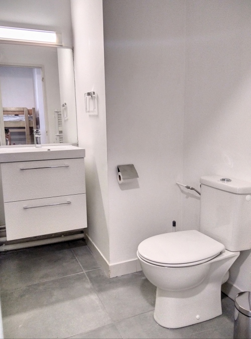 salle d'eau avec toilettes