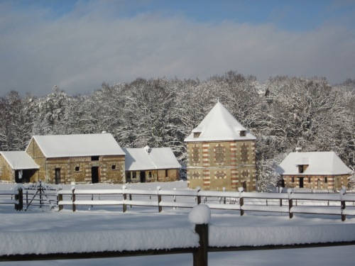 Le Hameau, le Parc sous la neige, face à la maison d'hôtes
