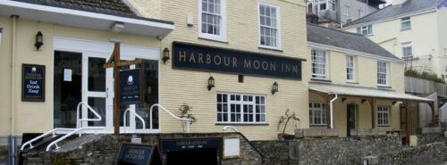 Harbour Moon Inn - 
