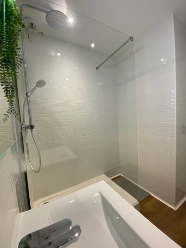 spacieuse douche à l'italienne