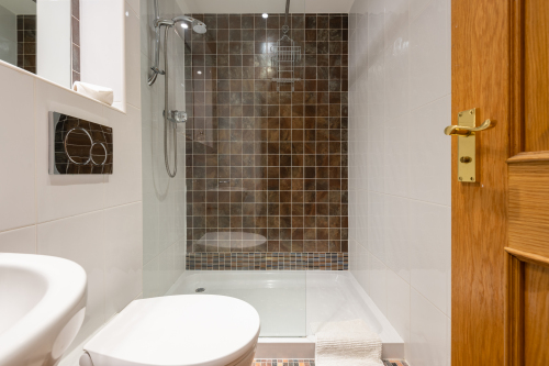 Luxury en suite bathroom with underfloor heating 