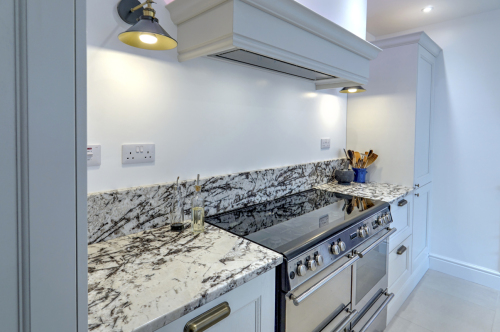 Beautiful Granite finishes the stunning kitchen to a high standard