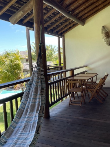 balcone con tavolo da pranzo