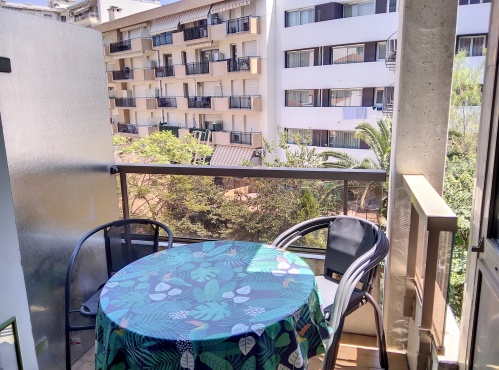 balcon donnant sur le jardin intérieur de la résidence