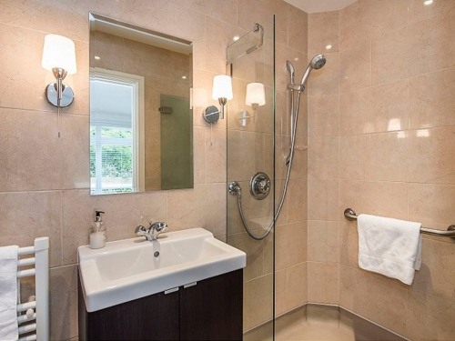 Twin room ensuite with heated floor and towel rail.