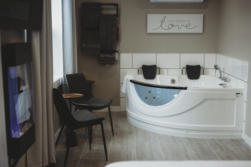 Romantic-Suite-Whirlpool bath