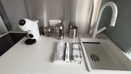 kitchenette moderne et fonctionnelle, dolce gusto, café, sucre, 