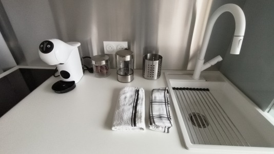 kitchenette moderne et fonctionnelle, dolce gusto, café, sucre, 