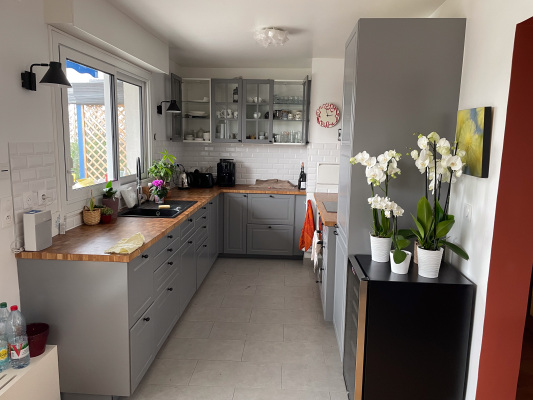 Porte coulissante entre l'entrée et le salon