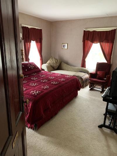 Glen Manor - Red Room - with 1 King Sized Bed and Private Bathroom