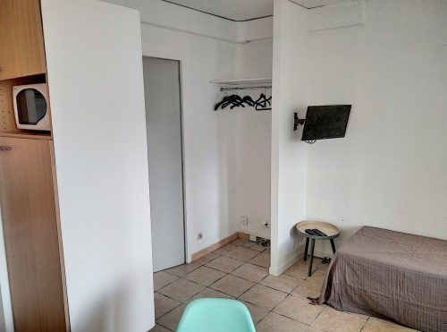 espace de rangement derrière la TV murale