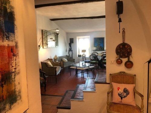 ESCALIER ET SEJOUR VUE DEPUIS LA CUISINE