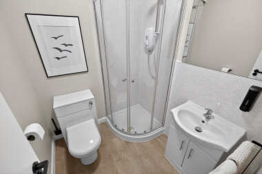 Deluxe Double Bathroom
