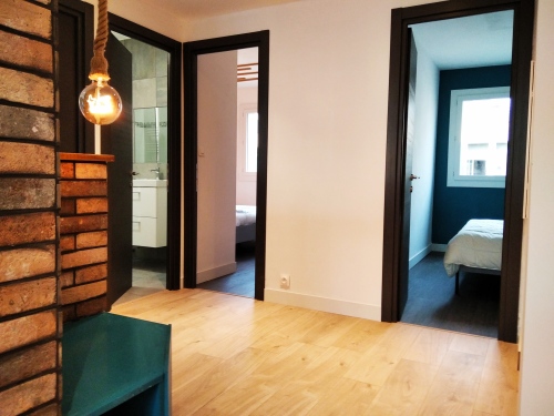 Entrée desservant les chambres, la salle d'eau, les toilettes, et la cuisine