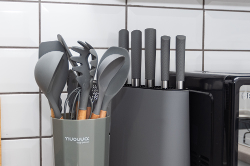 Fully Stocked Kitchen – Utensils, Knives & All Essentials Provided