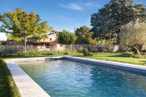 Vue sur la piscine et le mas