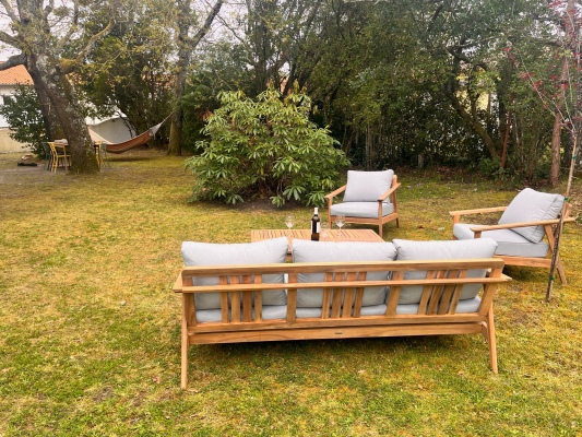 espace détente dans le jardin arboré