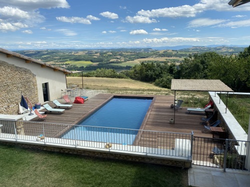Piscine vue depuis les chambres
