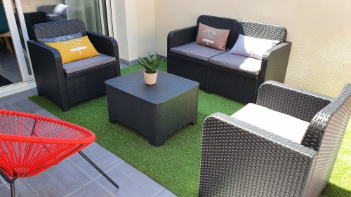 Patio avec salon de jardin