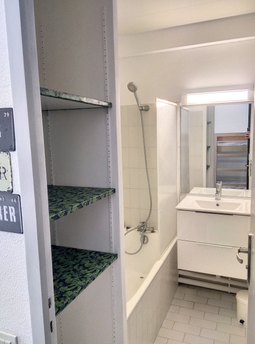 baignoire et toilettes dans la salle de bain