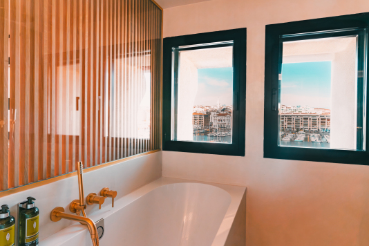 Chambre 3 double pommeau de douche et baignoire avec sur sur le Vieux Port