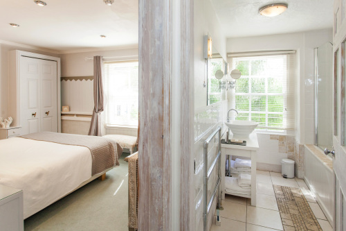 King-Superior-Ensuite with Bath-Garden View-Room 4
