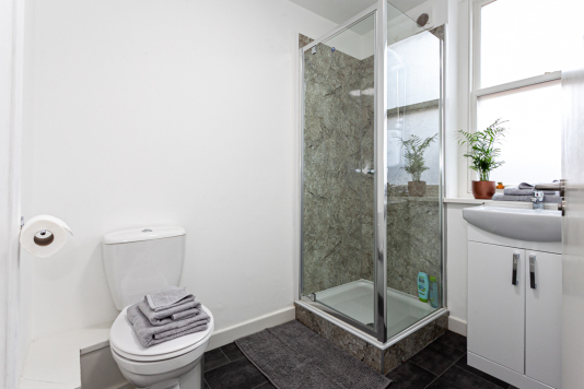 Ensuite bathroom in bedroom no2 at The Courtyard