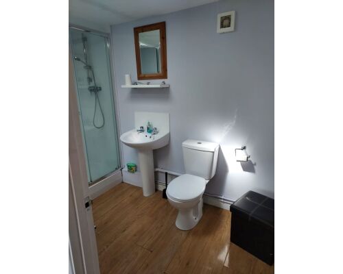 Single room-Double Bed-Ensuite with Shower - Base Rate
