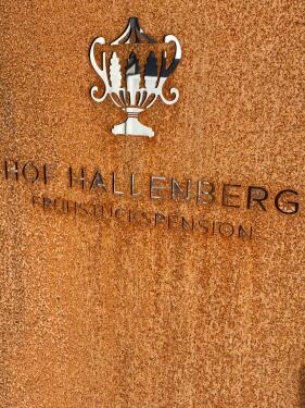 Hof Hallenberg Logo auf Schild vor dem Eingang