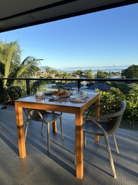 petit dejeuner continetal avec vue sur la mer et Moorea