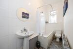 Detailed bathroom w/bath tub