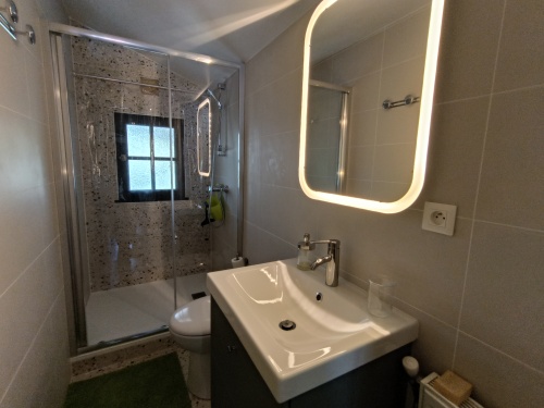 salle d'eau à l'étage (douche vasque WC)