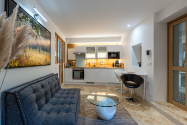 Le salon séjour et sa cuisine tout équipée!