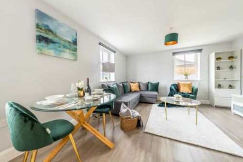 Super Luxe Central Maidenhead Apartment - Dinning and Living Room