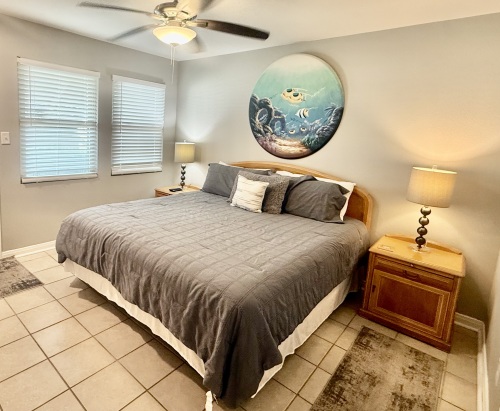 King bedroom (has parking side entry door) 