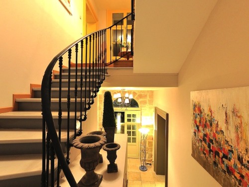 escalier qui mène aux chambres
