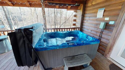 Hot tub on Back deck: Lone Wolf-Twilight Ridge Cabins