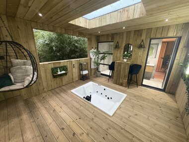 Feature Outdoor Jacuzzi Bath