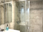 Private on-suite bathroom, walk in shower, beautiful ceramic sink - free toiletries!