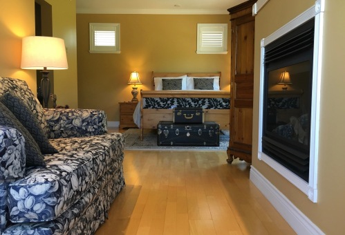 Luxury-Suite-Queen Bed-Ensuite with Bath-Pool View - Base Rate