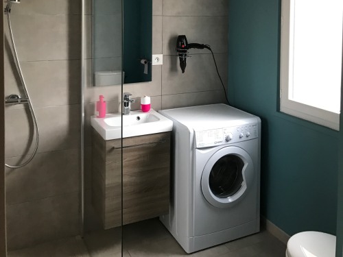 Salle d'eau RDC avec WC et machine à laver