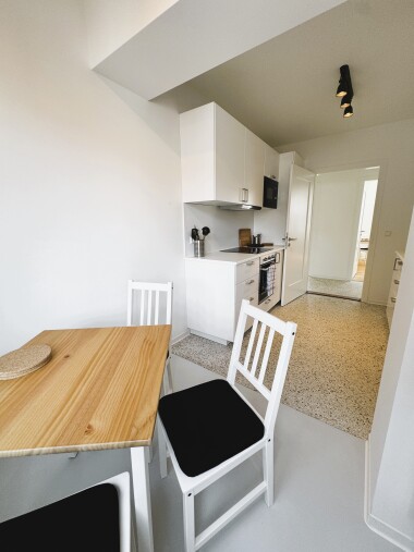 Essbereich mit Tisch und Stühlen