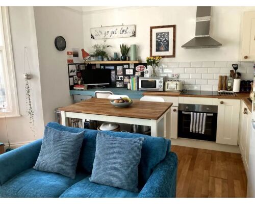 Bright, book-filled flat in artsy Stokes Croft - 
