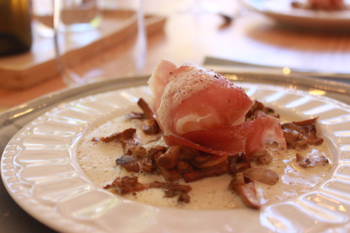 KAPERA Table d'hôtes : Oeuf mollet jambon, avec crème de champignons et chanterelles