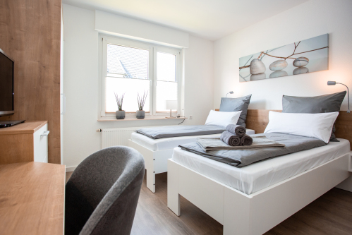Schlafzimmer mit Doppelbett 180 x 200. Bett kann auch zu zwei Einzelbetten ja 90 x 200 cm geteilt werden 