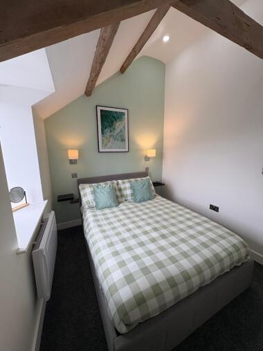 Double bedroom with lift up bed storage